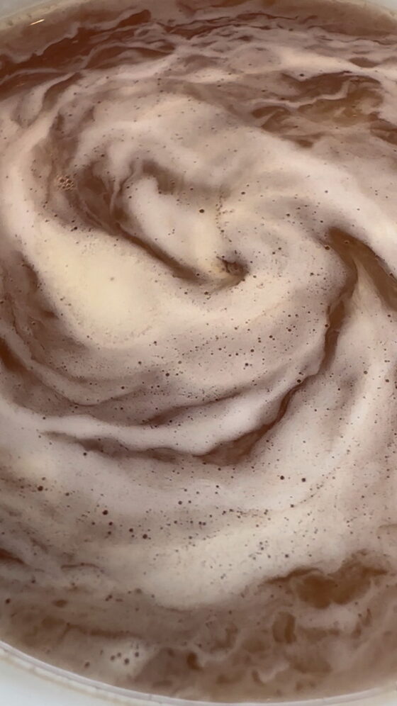 Teeverkostung, und typische Ostriesentee-Tasse
