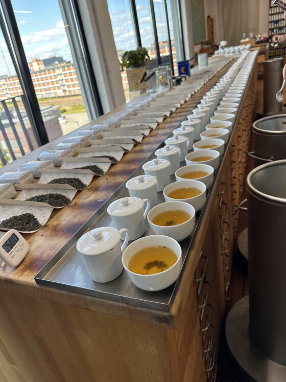 Teeverkostung, und typische Ostriesentee-Tasse