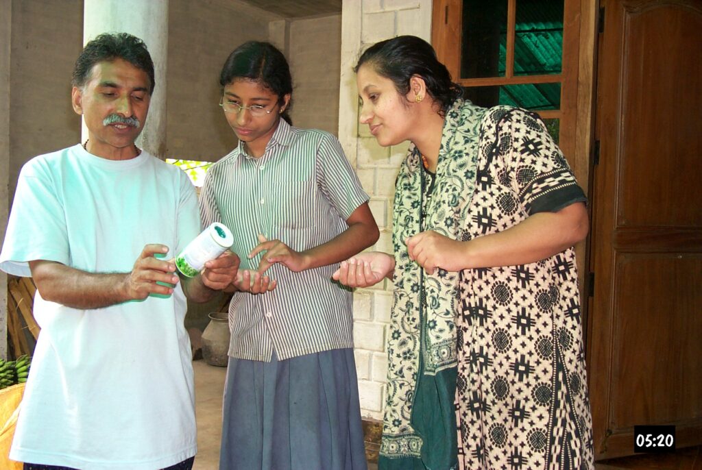 Kleinbauernprojekt PDS in Kerala, Indien: die Tochter hatte am Tag unseres Besuchs gerade ihren mittleren Schulabschluss bestanden.
